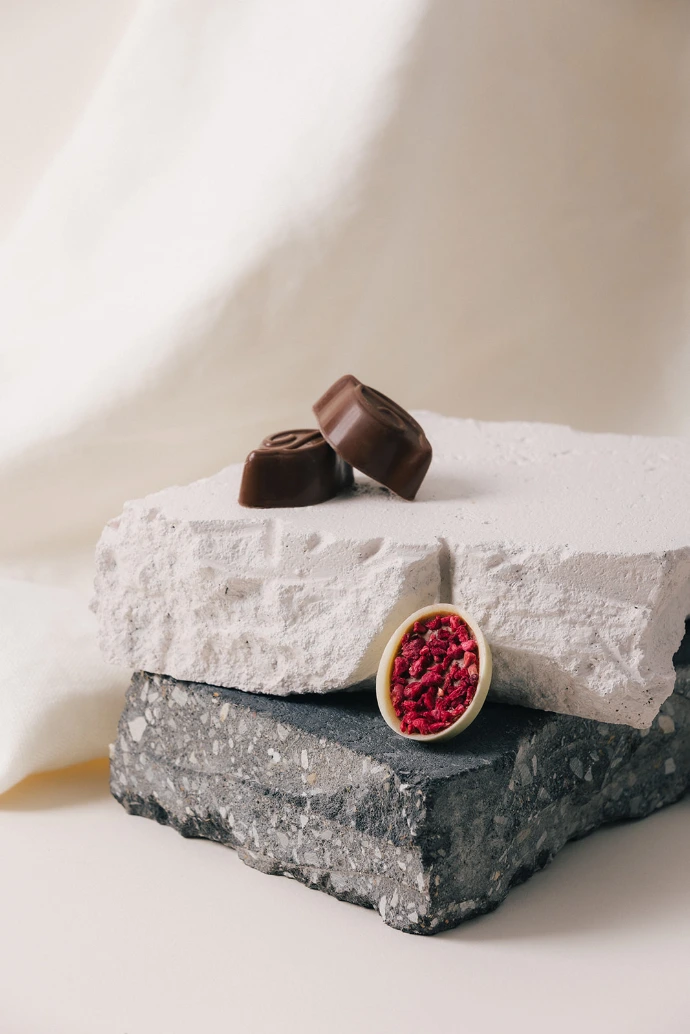 Praline double chocolat noir et lait belge premium, intensité et douceur réunies.